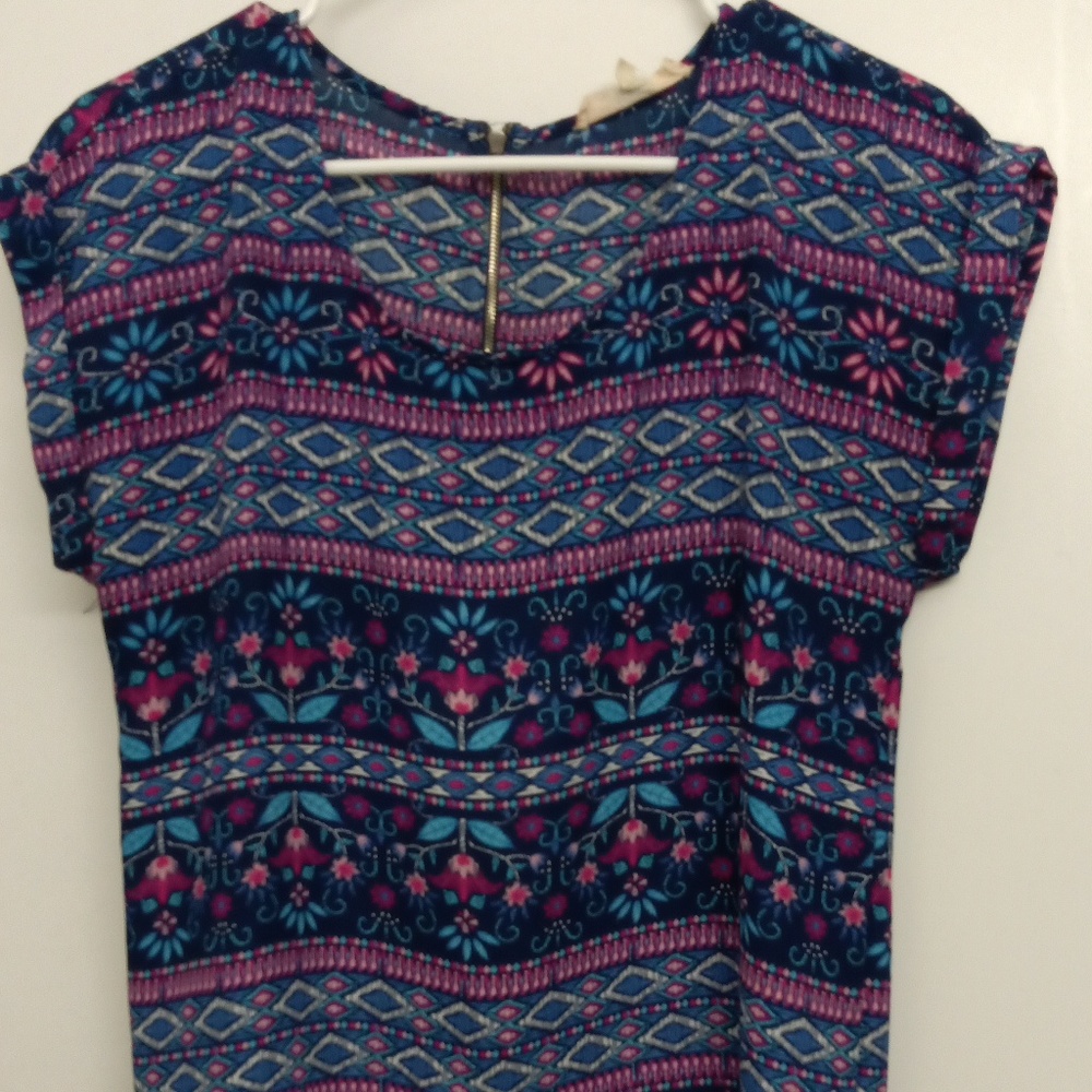 Patterned short sleeve top with zipper back